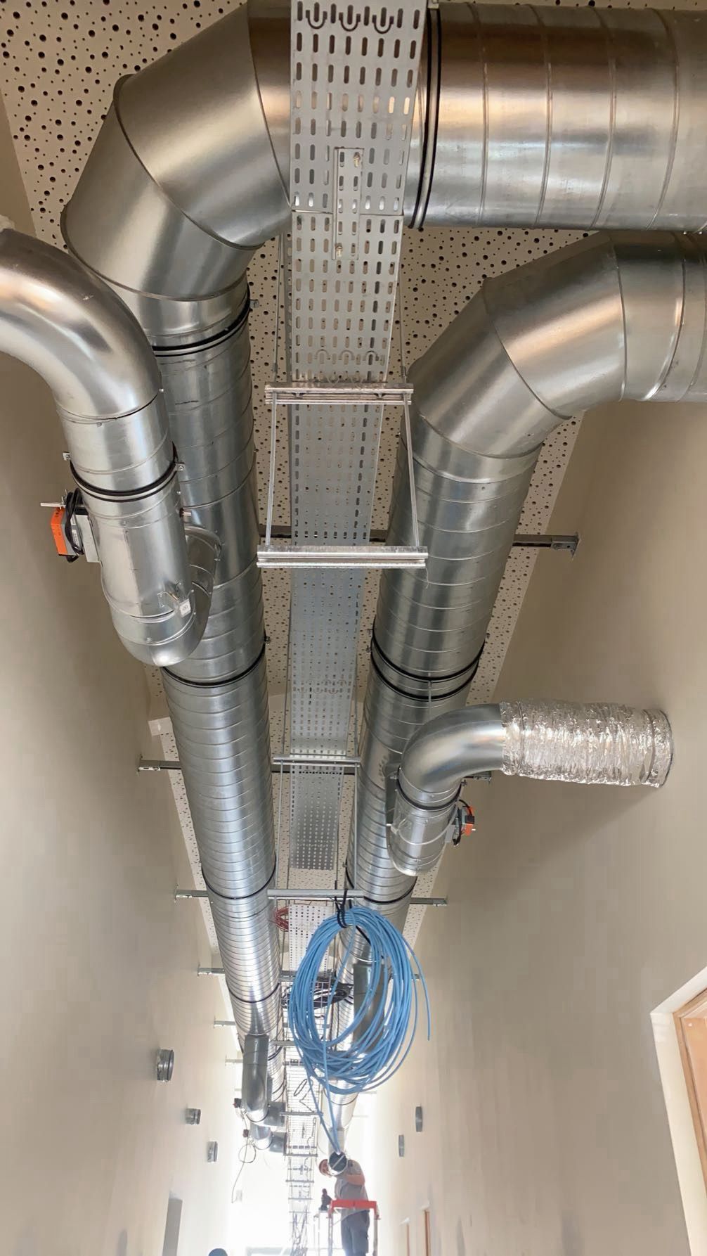 Conduits circulaires de ventilation installés au plafond