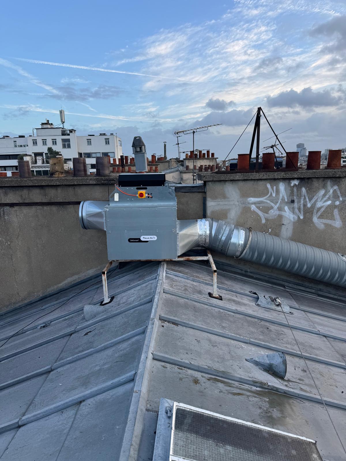 Moteur d'extraction professionnelle installé sur toiture à Paris