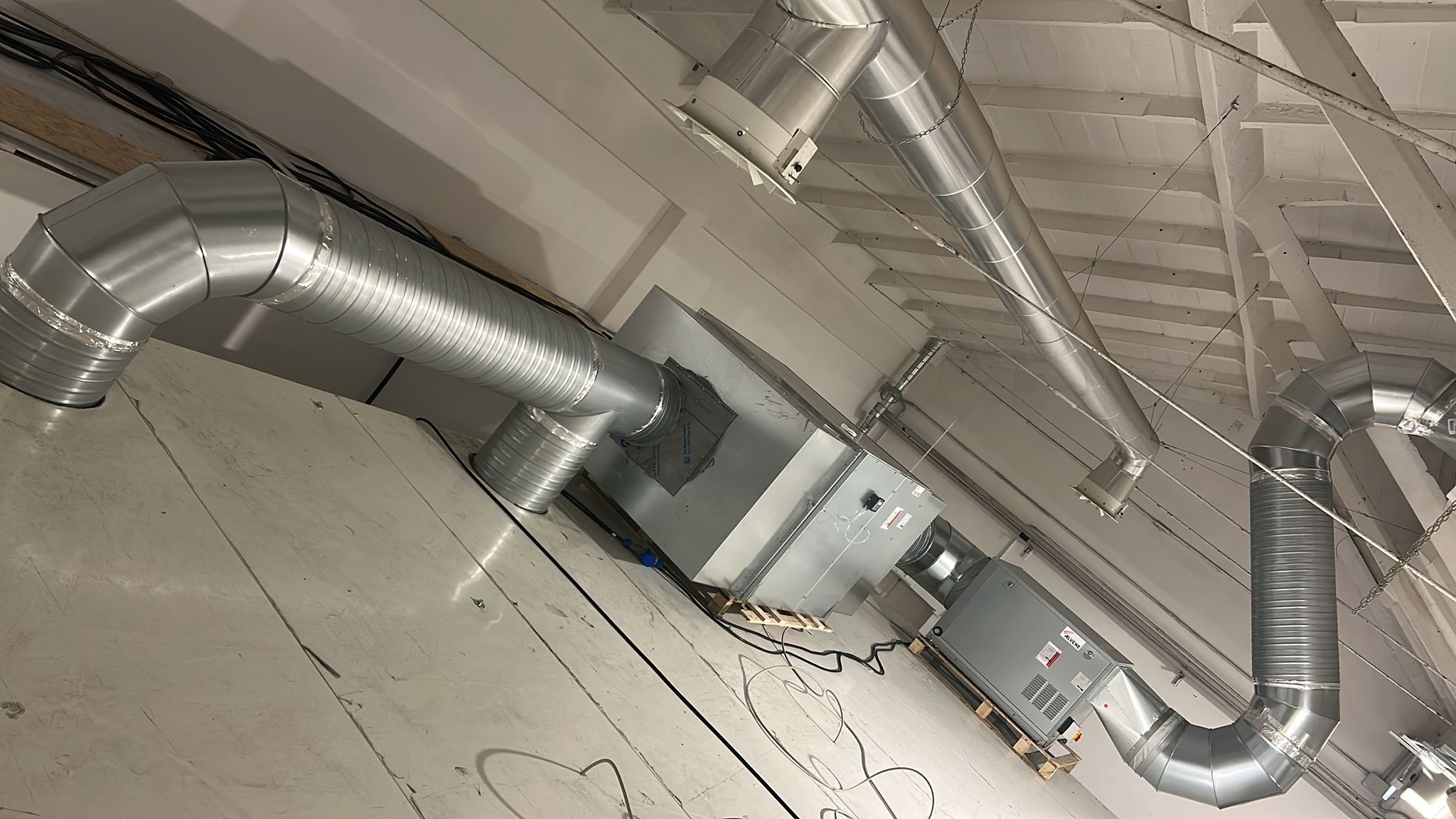 Réseau de gaines et caisson de ventilation en atelier